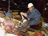 Montage eines Walzwerk-Riemens: Die Heizpresse wird angezogen