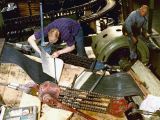 Montage eines Walzwerk-Riemens: Die Verbindungsstelle wird mit Lösungsmitteln und Klebstoffen zum Einlegen in die Heizpresse eingestrichen